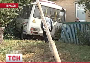 В Черкассах автобус столкнулся с автомобилем, после чего въехал в жилой дом