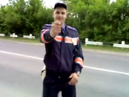 ГАИшника, показывающего на видеорегистратор нецензурный жест, окрестили "Инспектором Дулей"