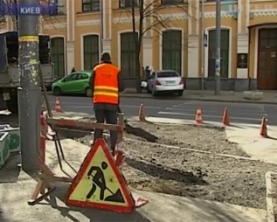 Азарову не хватает денег на ремонт дорог