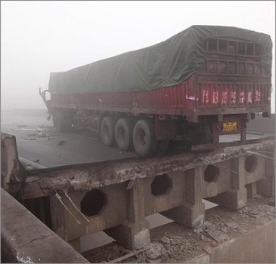 Трагедия в Китае: взорвалась фура на мосту