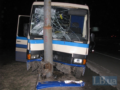 Пригородный автобус "Эталон" въехал в столб на Столичном шоссе в Киеве