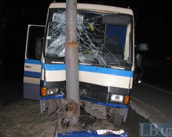 Пригородный автобус "Эталон" въехал в столб на Столичном шоссе в Киеве