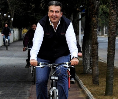 Президента Грузии Михаила Саакашвили, травмированного во время езды на велосипеде, уже дважды прооперировали