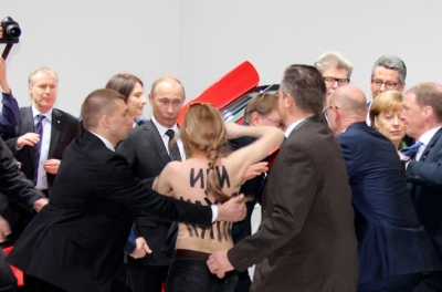 Владимир Путин "прелести" «Femen» не заценил, его больше интересуют колбаса и сало 