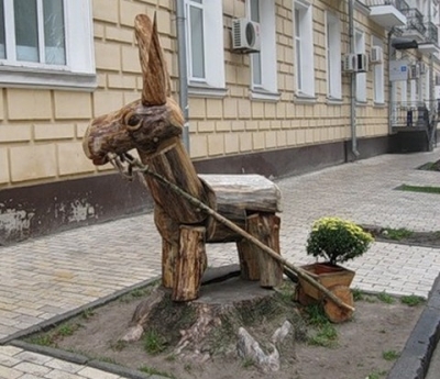 Неизвестные повредили памятник ослику в Киеве