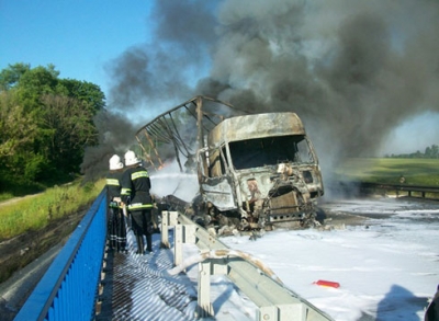 На трассе Киев-Чоп загорелась грузовая машина, перевозившая опасные химические вещества  