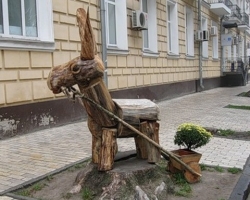 Неизвестные повредили памятник ослику в Киеве