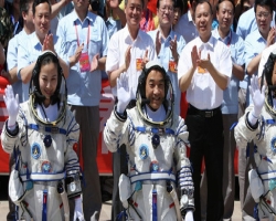 Сегодня Китай запустил пилотируемый космический корабль "Шэньчжоу-10" 
