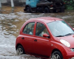 Украинцам продают дешевые иномарки из Европы, которые пострадали от наводнения