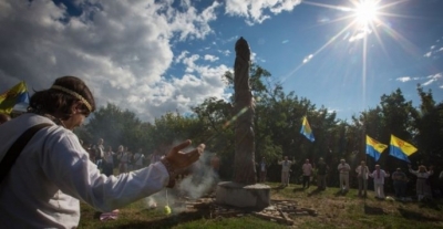 Установленный в Киеве памятник Перуну,  спустя несколько часов убрали неизвестные