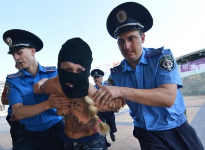 В юбилей Крещения Руси активистки  «FEMEN»  планировали сходить в туалет под крест на глазах у толпы