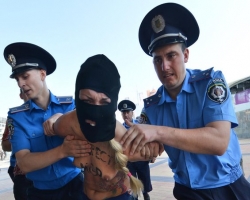 В юбилей Крещения Руси активистки  «FEMEN»  планировали сходить в туалет под крест на глазах у толпы