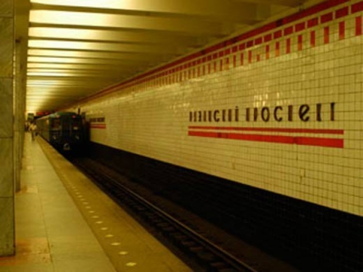 В Москве машинист метро выпал из поезда и погиб