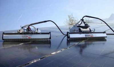 Японские разработчики представили робота для мытья солнечных панелей