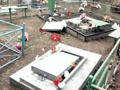 Пьяный вандал разрушил десяки захоронений на кладбище "Острая могила" в Луганске