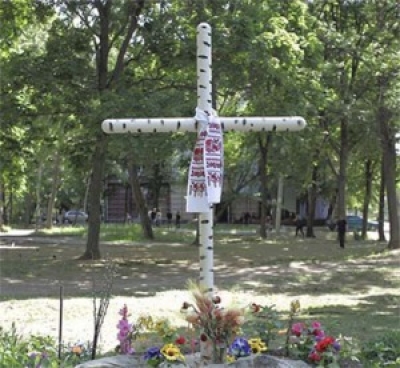 Неизвестные спилили двухметровый металлический крест воинам УПА в Харькове