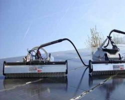 Японские разработчики представили робота для мытья солнечных панелей