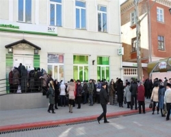В Крыму огромные очереди к банкоматам