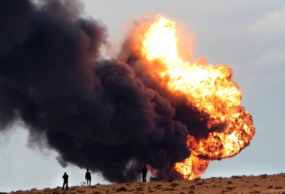 В Ливии горит хранилище нефтепродуктов после попадания в него снаряда
