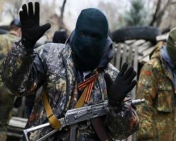Сделав из женщин и детей живой щит, сепаратисты захватили областное управление милиции в Луганске 