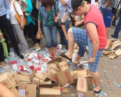 Донецкие сепаратисты растоптали десятки килограммов конфет