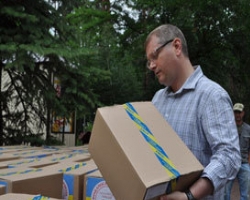 Вилкул доставил гуманитарную помощь в лагеря беженцев из зоны АТО на Донетчину