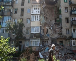 В Луганске бои, бомбежка по городу движутся танки