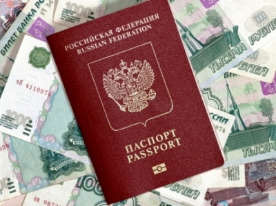 На Донбасс завезли российские рубли и паспорта