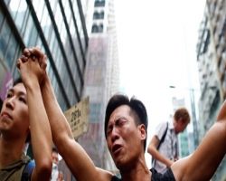 Гонконгские демонстранты согласился разобрать часть баррикад, но уходить не собираются