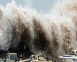 Тайфун «Фанфон» в Японии заставляет эвакуироваться более 2 млн граждан