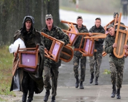 Горожане выгноняют военных из Мариуполя