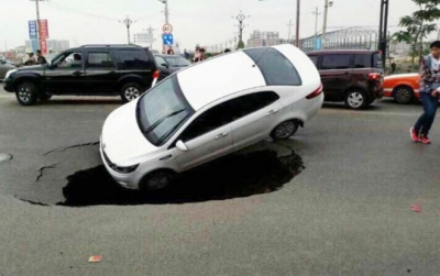 В Китае машина ушла под асфальт