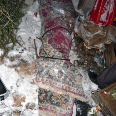 В Луганской области, в яме нашли труп в ковре