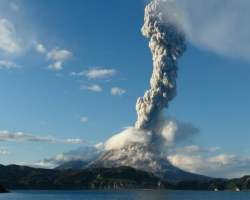 Извержение вулкана Асо мешает самолетам совершать рейсы