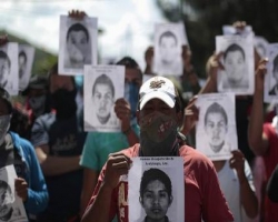 В Мехико тысячи протестующих требуют, чтобы президент ушел в отставку 
