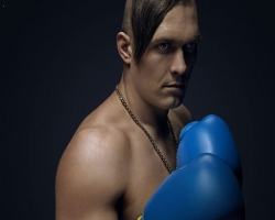 Украинский боксер Усик отправил в нокаут чемпиона мира по версии WBF Дэни Вентера