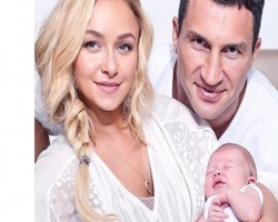 Появились фото Владимира Кличко с новорожденной дочерью 