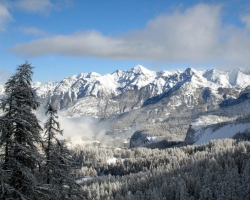 Во Французских Альпах сошла лавина, погибло двое