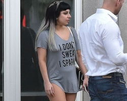 По улицам Нового Орлеана Леди Гага гуляла только в одной майке и шпильках. (Фото)