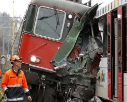 В Таиланде столкнулись два пассажирских поезда, много пострадавших. (Видео)