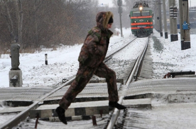 В Винницкой области поезд страшно травмировал молодого парня, после чего он погиб