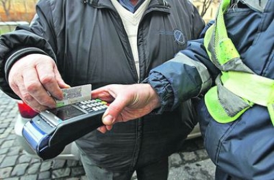 В Украине обновляют систему сбора штрафов с водителей – нарушителей ПДД: сегодня в Киеве банкиры и гаишники презентуют платежные терминалы, которыми "вооружили" автоинспекторов 