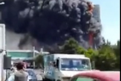 В Баку полностью сгорела многоэтажка. На месте уже работают спасатели.  (Видео)