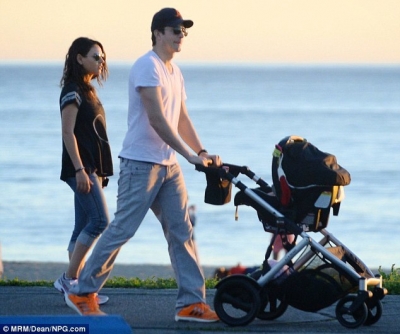Эштон Катчер и Мила Кунис на прогулке со своей маленькой дочерью. (Фото)