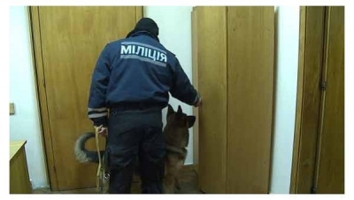 В одном из многоэтажных домов в Днепровском районе Киева вооруженный мужчина, предположительно бывший участник спецоперации в Донбассе, взял в заложники ребенка