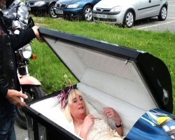 На собственную свадьбу британская невеста приехала в гробу