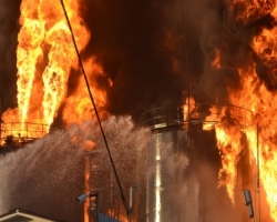 На горящей нефтебазе "БРСМ-Нафта" утром раздался сильный взрыв