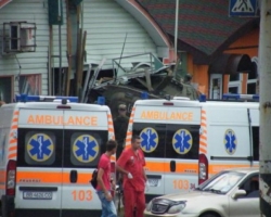 В Луганске БМП въехал в кафе, три человека погибли на месте. (Фото)
