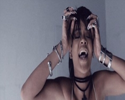 Рианна выпустила скандальный клип, в котором издевалась над голой девушкой. (Видео)