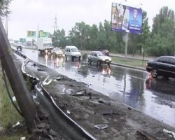 В Киеве ночью произошло страшное ДТП,  Chevrolet погнул 30 метров отбойника. (Видео)